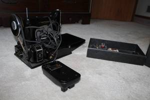 lot 68 image: Singer Sewing Machine with Hard Side Carry Case