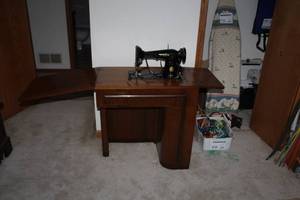 lot 16 image: Singer Sewing Machine with Wood Sewing Machine Table 29Lx17Wx30-12H 201