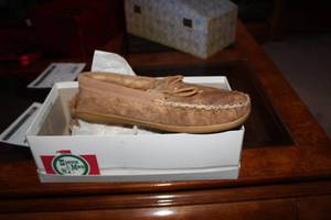 lot 72 image: Sioux Mox Mens Leather Moccasins (in box)