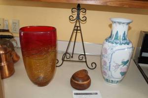 lot 190 image: Lot of (4) Home Dcor - White Floral Dcor Ceramic Table Vase, Red Glass Table Vase, Stand, Wood Keepsake Box