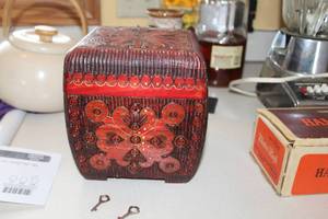 lot 188 image: Decorative Locking Keepsake Box with 2-Keys 6Wx6Dx7H