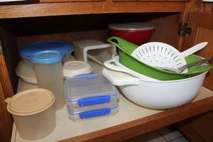 lot 197 image: Kitchen Accessories - Plastic Bowls, Strainers, Plastic Containers with Lid