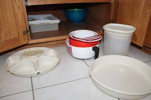 lot 198 image: Kitchen Accessories - Plastic Bowls, Serving Trays, Plastic Containers with Lid