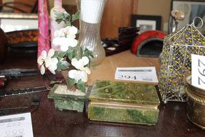 lot 291 image: Lot of (2) Table Dcor - Alabaster Keepsake Box, Marble and Shell Decorative Piece