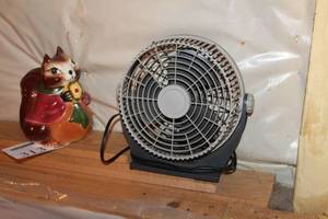 lot 318 image: Lasko Breeze Machine Table Fan 10D