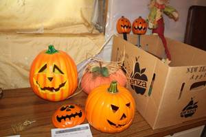 lot 311 image: Halloween Dcor - Pumpkins, Scarecrow