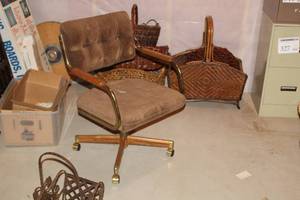 lot 33 image: Lot of (4) Padded Rolling Office Arm Chairs 22Wx22Dx32H