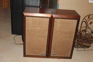 lot 344 image: Lot of (2) KLH Model 5 Bookshelf Stereo Speakers 14Wx12Dx26H