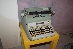 lot 380 image: Vintage Smith-Corona Secretarial Typewriter