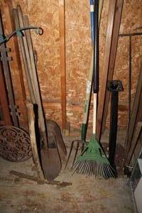 lot 431 image: Lawn and Garden Hand Tools - Shovels, Spades, Rake, Pick Axe, Sledgehammer, Pitch Fork