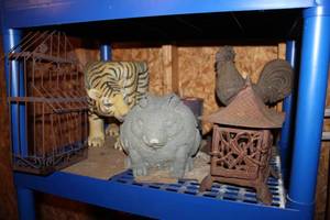 lot 432 image: Yard Dcor - Lion, Rooster, Bird Cages