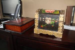 lot 207 image: Lot of (2) Keepsake Boxes