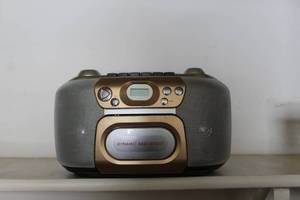 lot 262 image: Philips Portable CD Radio Cassette Recorder AZ808517