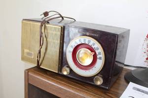 lot 238 image: Vintage GE AM Table Radio 13Wx6Dx 6-12H