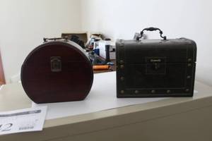 lot 242 image: Lot of (2) Vintage Keepsake Boxes