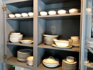 lot 28 image: Large Set of Vintage HEINRICH & CO Selb, Bavaria China