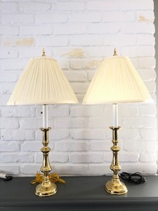 lot 44 image: Matching Pair of Classic Brass Table Lamps