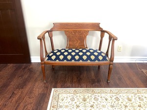 lot 47 image: Gorgeous Antique Quartersawn Oak Settee Bench