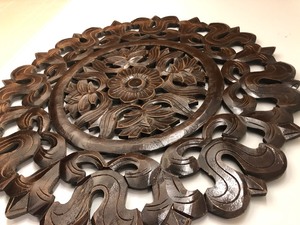 lot 16 image: Large Round Carved Wall Hanging