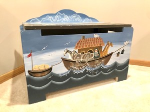 lot 19 image: Hand Painted NOAHS ARK Themed Toy Chest