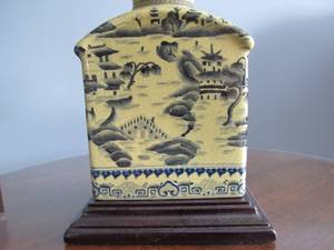 lot 104 image: Blue on Yellow Oriental Ceramic Table Lamp