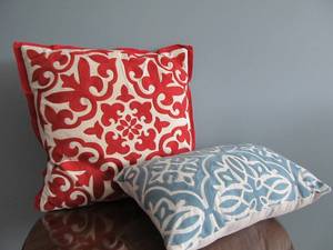 lot 119 image: Excellent King size Pottery Barn Comforter & Pillowcase Set