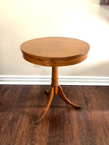 lot 141 image: Round Vintage Claw Foot Lamp or Plant Table