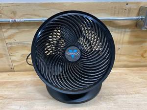 lot 80 image: VORNADO 633 Mid-Size 9 in. Whole Room Air Circulator Fan