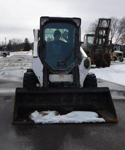 lot 1 image: 2014 Bobcat S590 Skid Steer