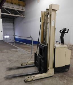 lot 9 image: Crown 30WRTL Reach Walkie Stacker Forklift