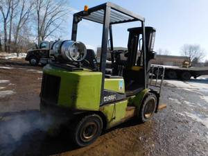 lot 7 image: 1996 Clark CGP30 Forklift