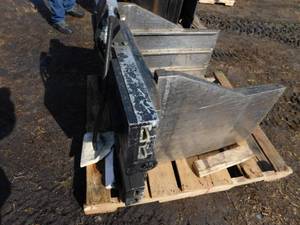 lot 14 image: Cascade Class II Bale Clamp