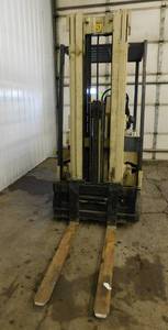 lot 20 image: 1995 Crown 30SCTT Electric Forklift