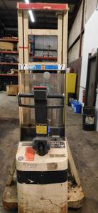 lot 21 image: 2005 Crown Stacker 20MT Walk Behind Pallet Jack