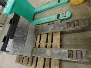 lot 29 image: Yale Electric Pallet Jack - For Parts