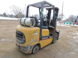 lot 11 image: 2001 Cat GC30K 6000lb Forklift