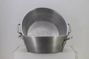 lot 6 image: Set of 2 Aluminum Wear-Ever Mixing Bowls
