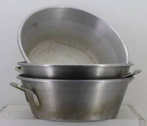 lot 7 image: Set of 3 Aluminum Wear-Ever Mixing Bowls