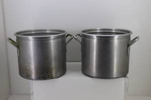 lot 9 image: Set of 2 Aluminum Wear Ever Pots