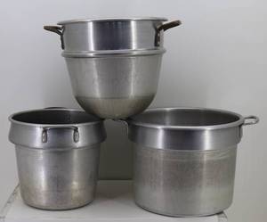lot 10 image: Set of 3 Aluminum Pots