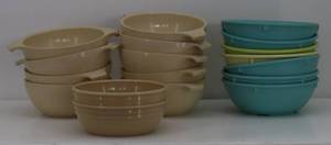 lot 25 image: Misc Plastic Bowls