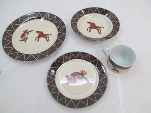 lot 7 image: Gila River Casino plate, cup set