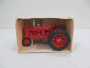 lot 8 image: Farmall H tractor