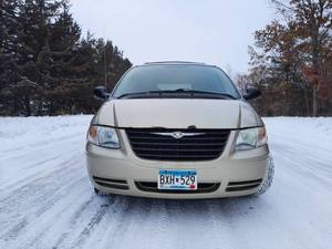 lot 6 image: 2006 Chrysler Town and Country