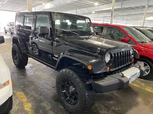 lot 3 image: 2013 Jeep Wrangler Unlimited Sahara 4x4