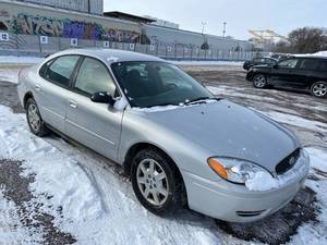 lot 18 image: 2004 Ford Taurus SE