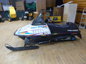 lot 1 image: 1998 Polaris Super Sport Indy 488 Snowmobile