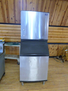 lot 4 image: Manitowoc Ice Machine and Bin
