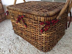 lot 205 image: Large Wicker Picnic Basket with Accessories