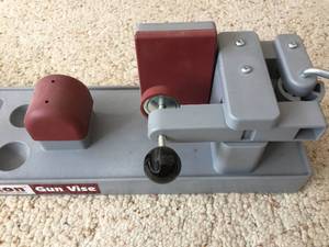 lot 212 image: Tipton Gun Cleaning Vise